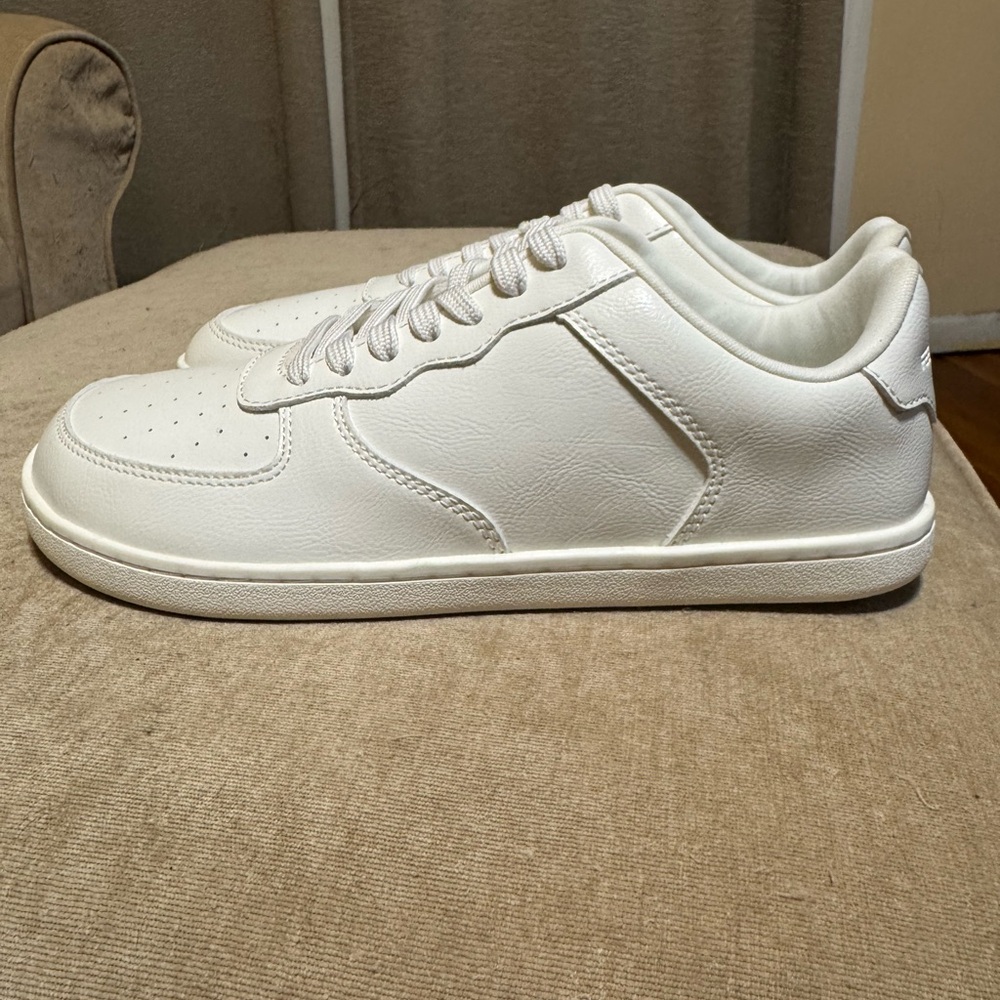Sleek White Men's Sneakers - Picture 2 of 7